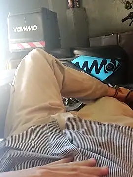 Snapshot of Juliano69xv chatting on 02-20-26, 07:58 Juliano69xv online show from 02-20-26, 07:58