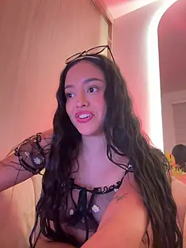 Snapshot of kenndall_21 chatting on 12-10-24, 05:28 kenndall 21 online show from 12-10-24, 05:28
