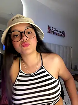 Snapshot of kenndall_21 chatting on 10-18-25, 03:09 kenndall 21 online show from 10-18-25, 03:09