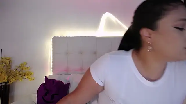 Nicol Love0 online show from 03-18-26, 02:31