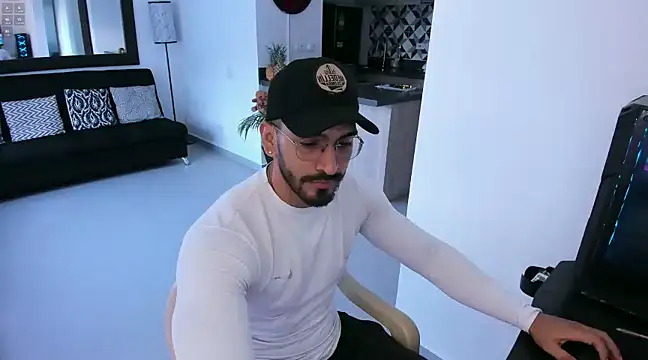 Snapshot of tony_muscle chatting on 01-17-25, 09:39 tony muscle online show from 01-17-25, 09:39