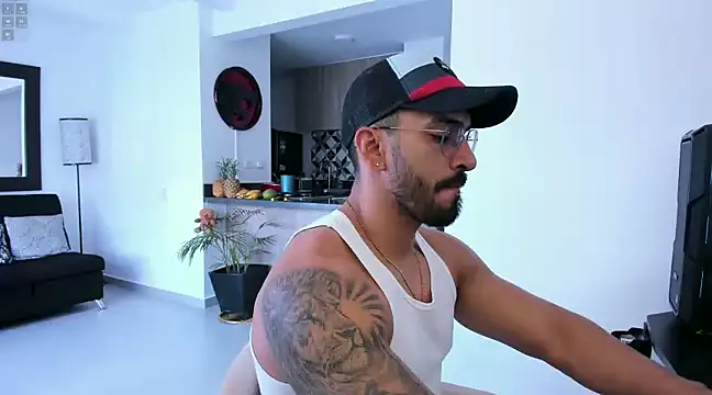 Snapshot of tony_muscle chatting on 01-18-25, 09:02 tony muscle online show from 01-18-25, 09:02