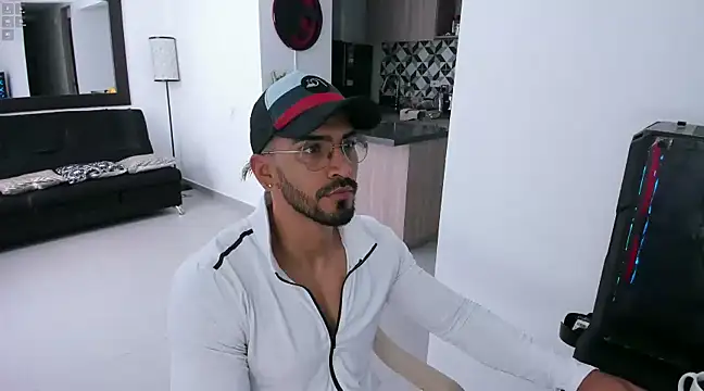 Snapshot of tony_muscle chatting on 02-07-25, 12:28 tony muscle online show from 02-07-25, 12:28