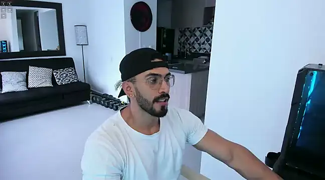 Snapshot of tony_muscle chatting on 02-15-25, 09:37 tony muscle online show from 02-15-25, 09:37