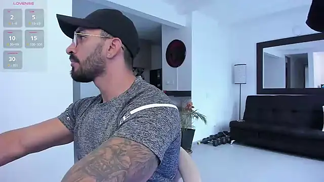 Snapshot of tony_muscle chatting on 02-17-25, 09:19 tony muscle online show from 02-17-25, 09:19