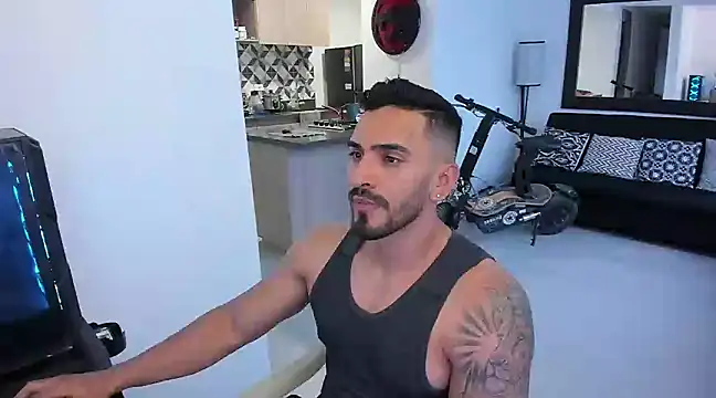 Snapshot of tony_muscle chatting on 03-05-25, 10:54 tony muscle online show from 03-05-25, 10:54