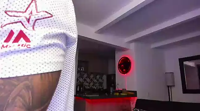 Snapshot of tony_muscle chatting on 03-18-25, 12:38 tony muscle online show from 03-18-25, 12:38