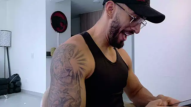 Snapshot of tony_muscle chatting on 09-30-25, 09:42 tony muscle online show from 09-30-25, 09:42