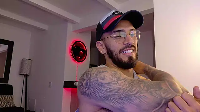 Snapshot of tony_muscle chatting on 10-05-25, 11:02 tony muscle online show from 10-05-25, 11:02