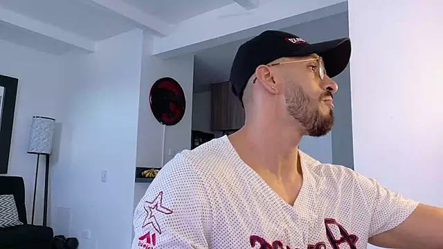 Snapshot of tony_muscle chatting on 10-20-25, 09:26 tony muscle online show from 10-20-25, 09:26