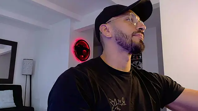 Snapshot of tony_muscle chatting on 10-21-25, 09:15 tony muscle online show from 10-21-25, 09:15