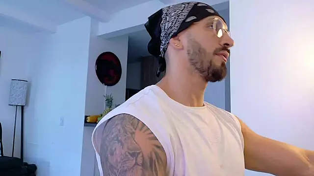 Snapshot of tony_muscle chatting on 10-25-25, 09:42 tony muscle online show from 10-25-25, 09:42