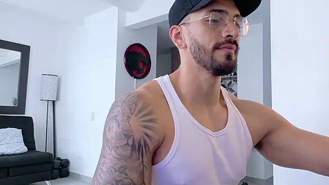 Snapshot of tony_muscle chatting on 10-26-25, 04:57 tony muscle online show from 10-26-25, 04:57