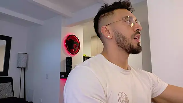 Snapshot of tony_muscle chatting on 10-30-25, 09:59 tony muscle online show from 10-30-25, 09:59