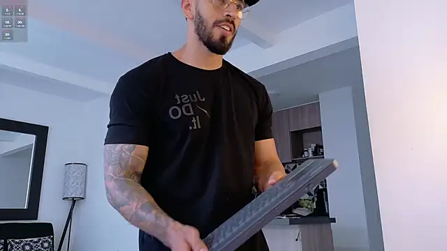 Snapshot of tony_muscle chatting on 11-29-25, 09:40 tony muscle online show from 11-29-25, 09:40