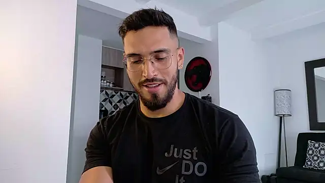 Snapshot of tony_muscle chatting on 01-08-26, 09:17 tony muscle online show from 01-08-26, 09:17