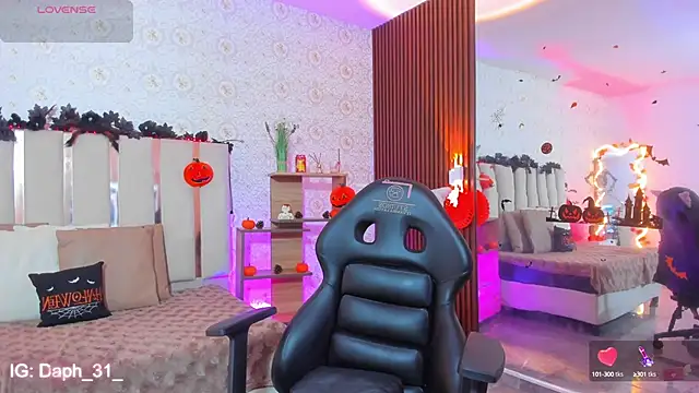 Snapshot of Daphnne_tay chatting on 10-15-25, 04:12 Daphnne tay online show from 10-15-25, 04:12