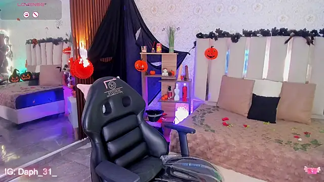 Snapshot of Daphnne_tay chatting on 10-27-25, 04:05 Daphnne tay online show from 10-27-25, 04:05