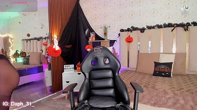 Snapshot of Daphnne_tay chatting on 10-28-25, 03:32 Daphnne tay online show from 10-28-25, 03:32