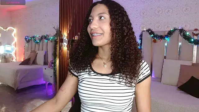 Snapshot of Daphnne_tay chatting on 11-26-25, 03:40 Daphnne tay online show from 11-26-25, 03:40