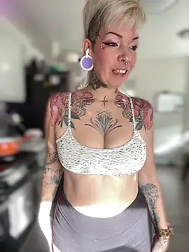 Snapshot of GoldieBakeman chatting on 12-18-25, 05:19 GoldieBakeman online show from 12-18-25, 05:19