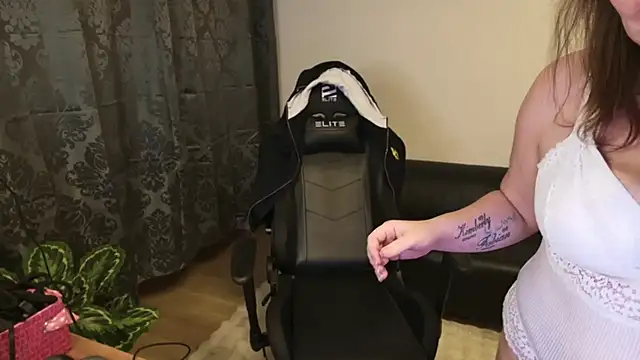 Snapshot of AmazingCurvy chatting on 02-13-25, 07:52 AmazingCurvy online show from 02-13-25, 07:52