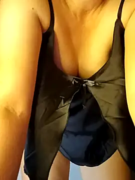 Snapshot of Hue87 chatting on 09-15-25, 04:18 Hue87 online show from 09-15-25, 04:18