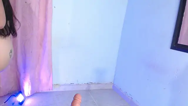 Snapshot of April_sexycurvi chatting on 10-30-25, 08:05 April sexycurvi online show from 10-30-25, 08:05