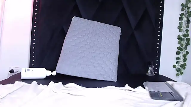 dafne queenn online show from 02-12-25, 04:00