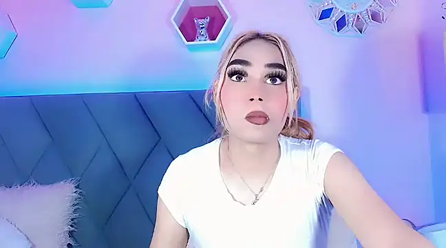 Snapshot of Hallyhott chatting on 12-03-24, 12:38 Hallyhott online show from 12-03-24, 12:38