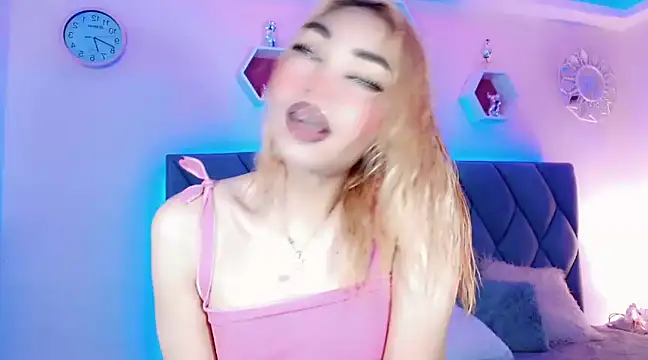 Snapshot of Hallyhott chatting on 12-07-24, 12:35 Hallyhott online show from 12-07-24, 12:35