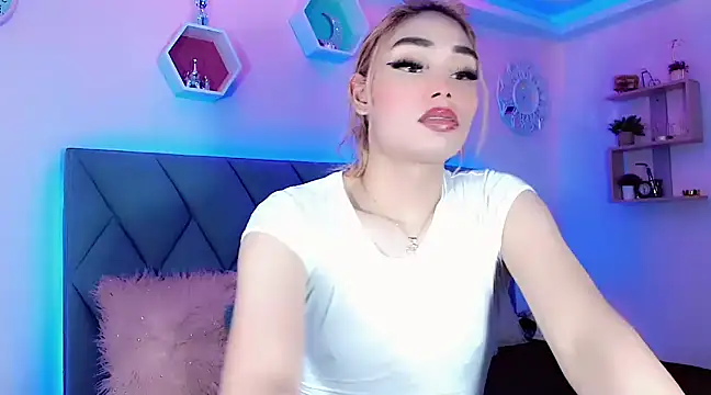 Snapshot of Hallyhott chatting on 12-12-24, 01:06 Hallyhott online show from 12-12-24, 01:06