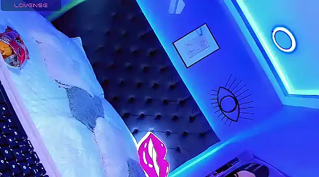 Snapshot of Hallyhott chatting on 12-16-24, 05:27 Hallyhott online show from 12-16-24, 05:27