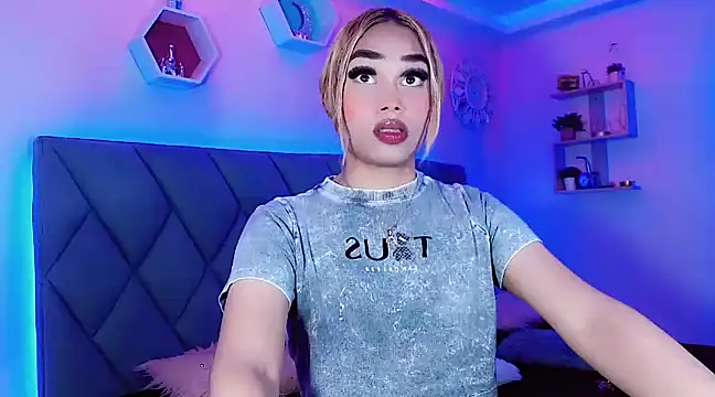 Snapshot of Hallyhott chatting on 12-16-24, 01:11 Hallyhott online show from 12-16-24, 01:11