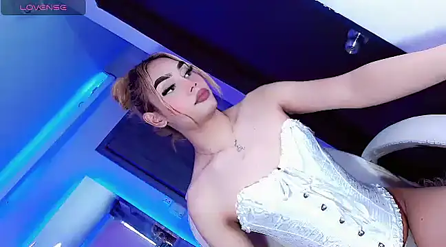 Snapshot of Hallyhott chatting on 12-17-24, 11:49 Hallyhott online show from 12-17-24, 11:49