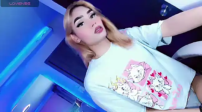 Snapshot of Hallyhott chatting on 12-18-24, 05:59 Hallyhott online show from 12-18-24, 05:59