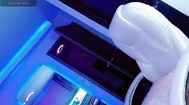 Snapshot of Hallyhott chatting on 12-18-24, 09:14 Hallyhott online show from 12-18-24, 09:14