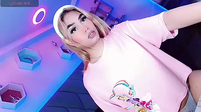 Snapshot of Hallyhott chatting on 12-19-24, 04:02 Hallyhott online show from 12-19-24, 04:02