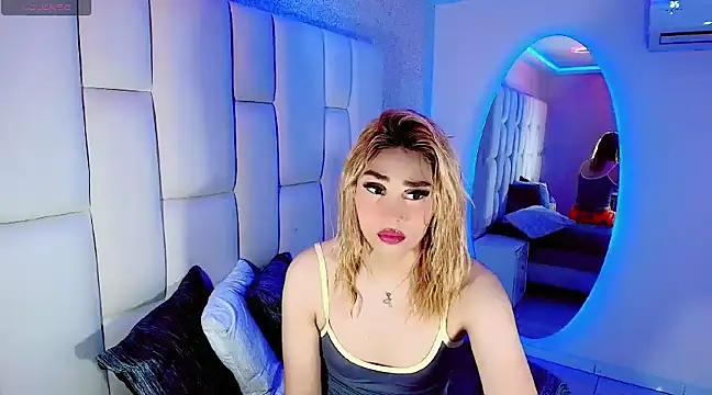 Snapshot of Hallyhott chatting on 03-08-25, 04:01 Hallyhott online show from 03-08-25, 04:01