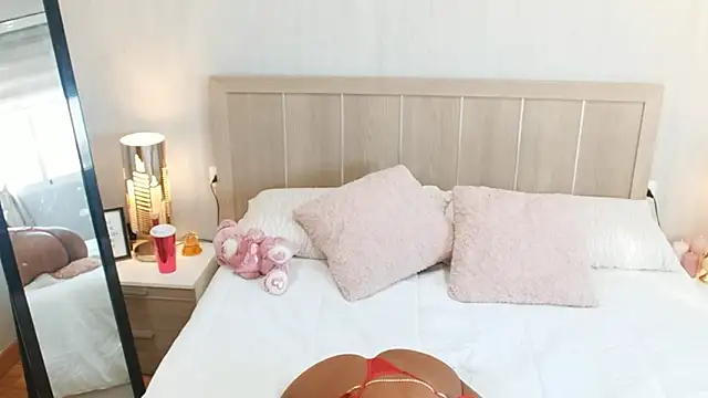 Snapshot of IamCrystal2 chatting on 12-13-24, 02:05 IamCrystal2 online show from 12-13-24, 02:05