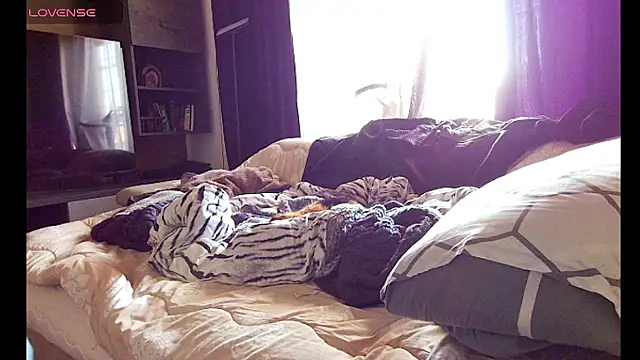 Snapshot of snowpanter chatting on 02-17-25, 07:47 snowpanter online show from 02-17-25, 07:47