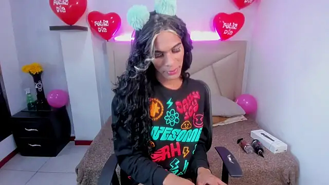 Snapshot of Strella_ferrera chatting on 02-15-25, 02:00 Strella ferrera online show from 02-15-25, 02:00