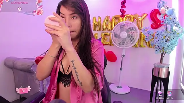 Snapshot of Ema_louis_ chatting on 02-18-25, 12:28 Ema louis online show from 02-18-25, 12:28