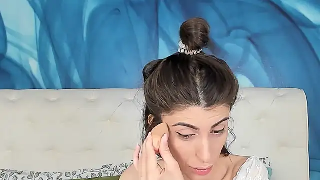 SkinnyDolly online show from 10-31-25, 03:18