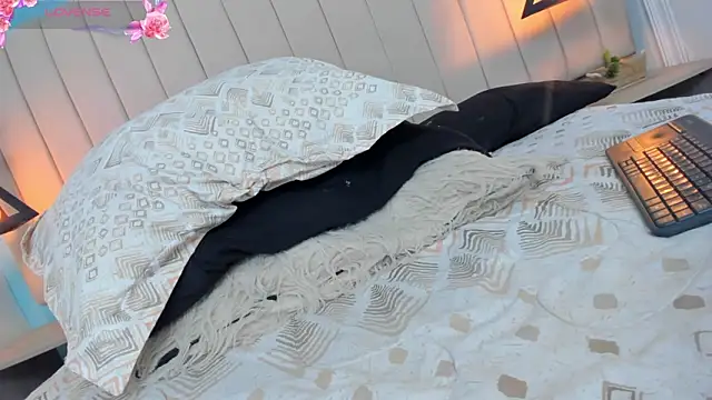 JulianaWaldo online show from 01-18-25, 04:42