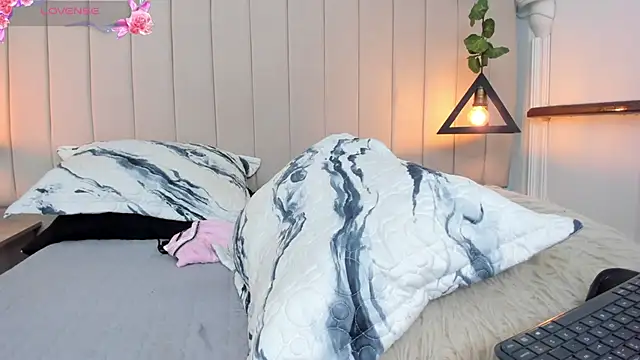 JulianaWaldo online show from 01-30-25, 04:24