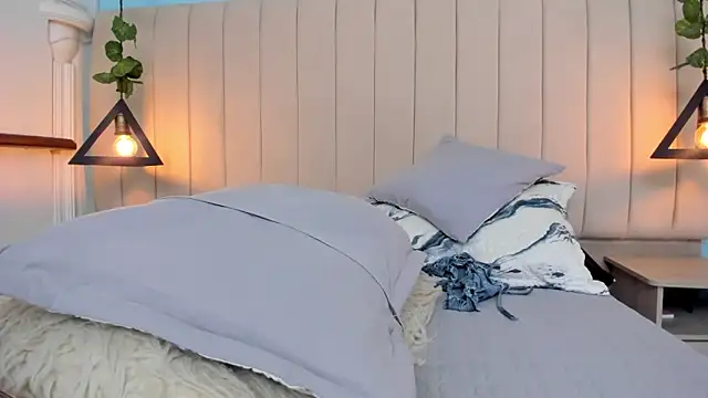 JulianaWaldo online show from 01-31-25, 04:06