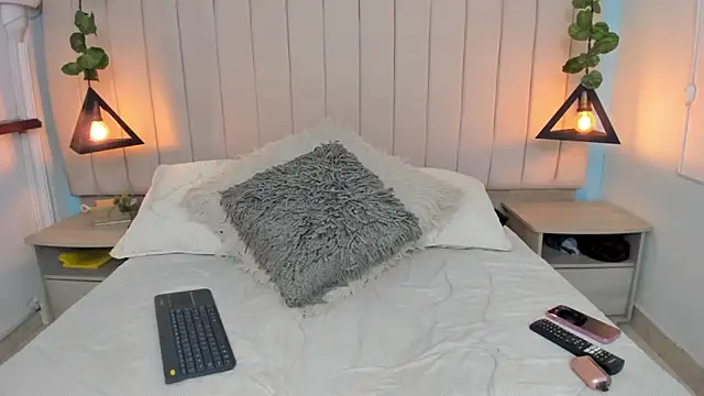 JulianaWaldo online show from 02-07-25, 01:11