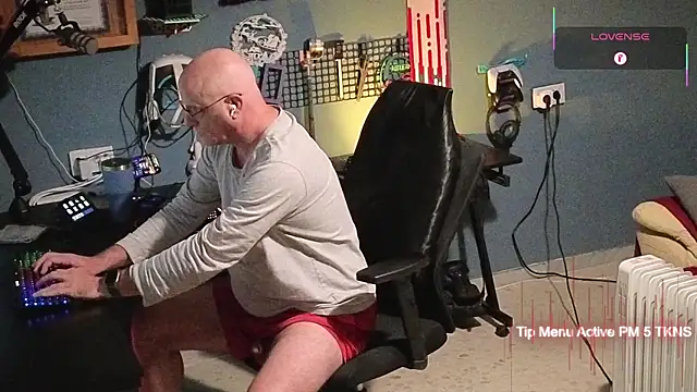 Snapshot of Pilot_Dave_69 chatting on 12-05-25, 05:38 Pilot Dave 69 online show from 12-05-25, 05:38