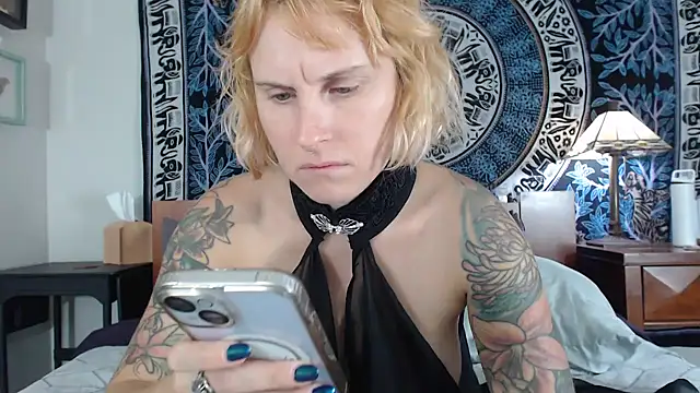 Cutikatxoxo online show from 10-18-25, 01:41